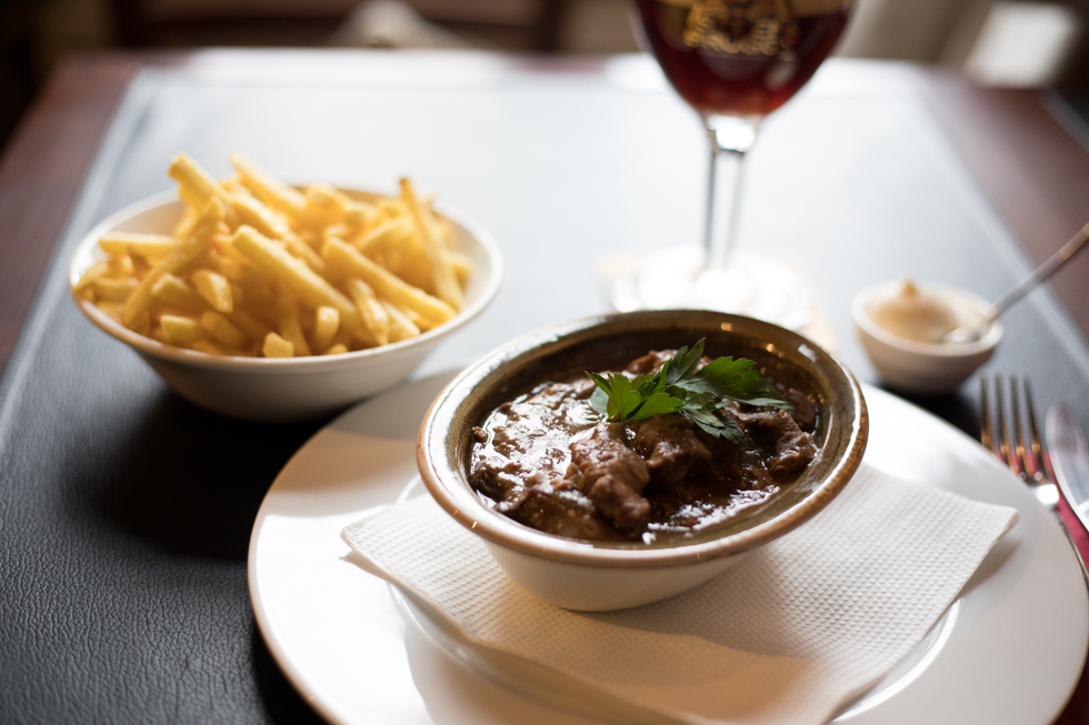 贻贝配炸薯条是在比利时的任何餐厅都随处可见的一道经典菜.